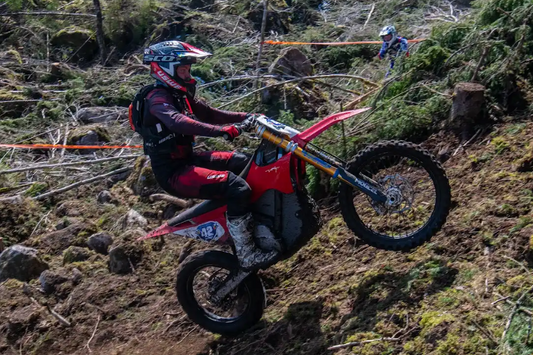 Eddie Karlsson triomphe sur la Stark Varg! Une victoire historique à "Battle of Veklings 2024" une course d'Enduro extrême.