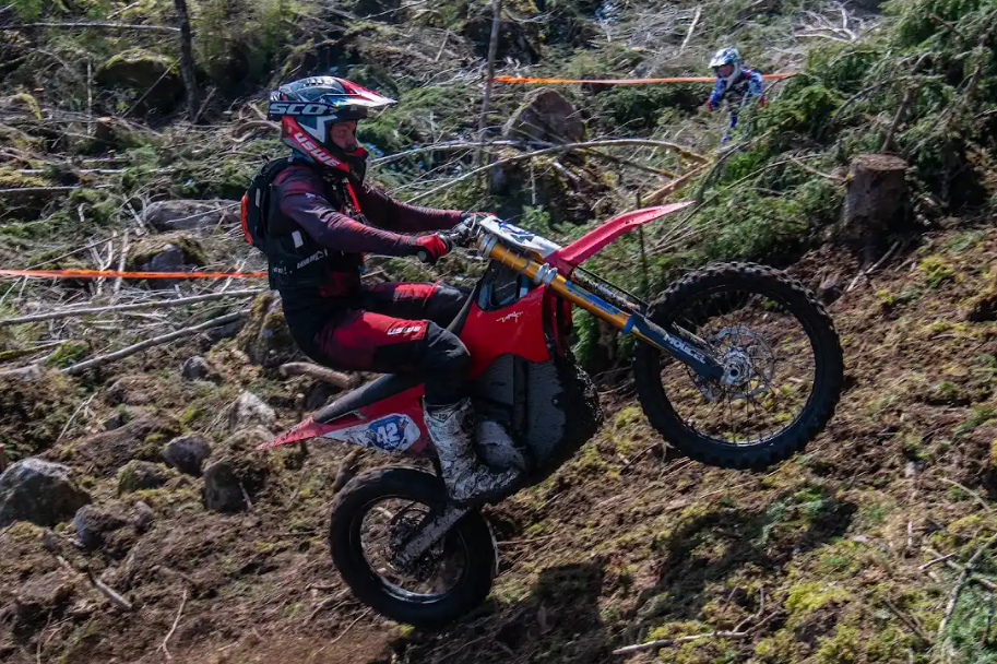 Eddie Karlsson triomphe sur la Stark Varg!   Une victoire historique à "Battle of Veklings 2024" une course d'Enduro extrême.